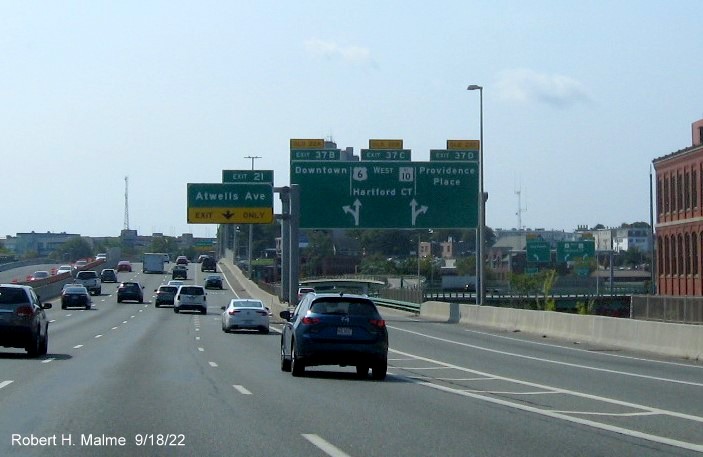 Image of off-ramp arrow-per-lane sign for US 6 West/RI 10 exit with new milepost based exit numbers and yellow Old Exit 22 A-C tab on top on I-95 South in Providence, September 2022