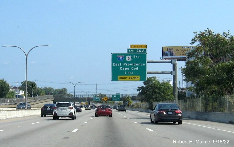 Image of 1 mile advance overhead sign for I-195/US 6 East exit with new milepost based exit number and yellow Old Exit 19 sign on top of exit tab on I-95 North in Providence, September 2022