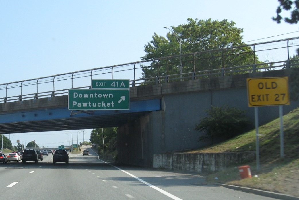 Image of 1 mile advance overhead sign for Downtown Pawtucket exit with new milepost based exit number on I-95 North, September 2022