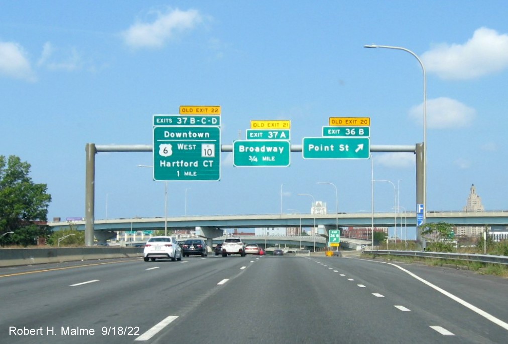Image of overhead signage at ramp for Point Street exit with new milepost based exit numbers and yellow Old Exits signs above exit tab on I-95 North in Providence, September 2022