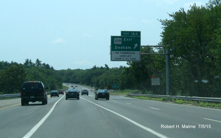 Image of MA 109 overhead exit sign on I-95 South in Dedham
