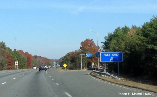 Image of newly installed Rest Area blue gore sign on I-95 North in Mansfield, November 2020