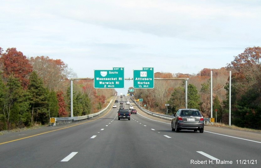 Recently placed sign posts prior to MA 123 exit on I-95 North in Attleboro, November 2021