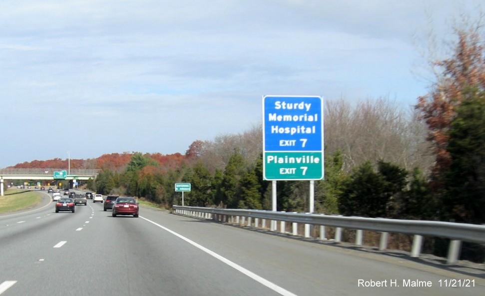 Recently placed combination blue and green auxiliary sign for To MA 152 exit on I-95 North in Attleboro, November 2021