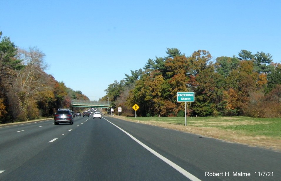 Image of recently placed town boundary sign on I-95 North at the South Main Street exit, November 2021