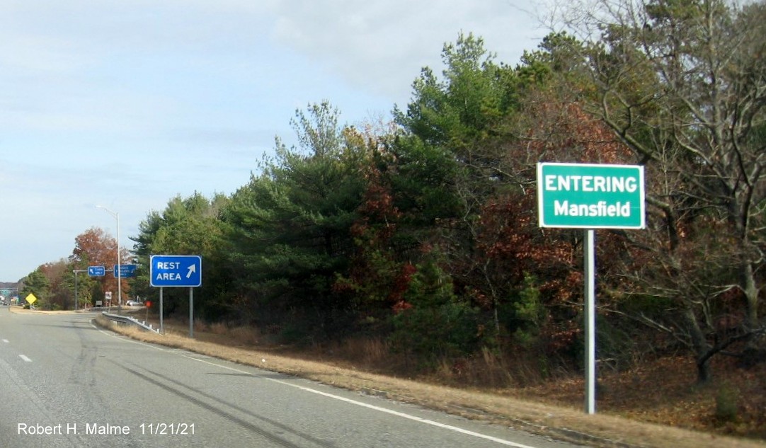 Image of recently placed Rest Area gore sign and town line sign on I-95 North in Mansfield, November 2021