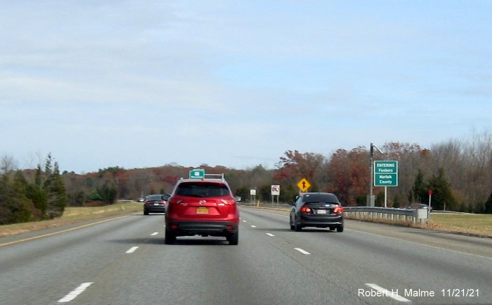 Image of recently placed combination town/county border sign on I-95 North beyond the I-495 exit, November 2021