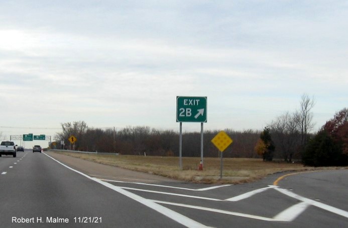 Recently placed new gore sign for MA 1A North exit on I-95 South in Attleboro, November 2021