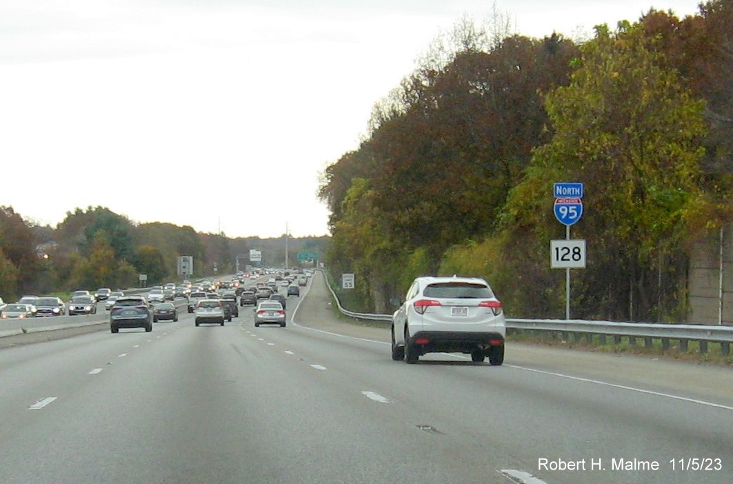 Image of recently placed North I-95/MA 128 reassurance markers after MA 129 exit in Wakefield, November 2023