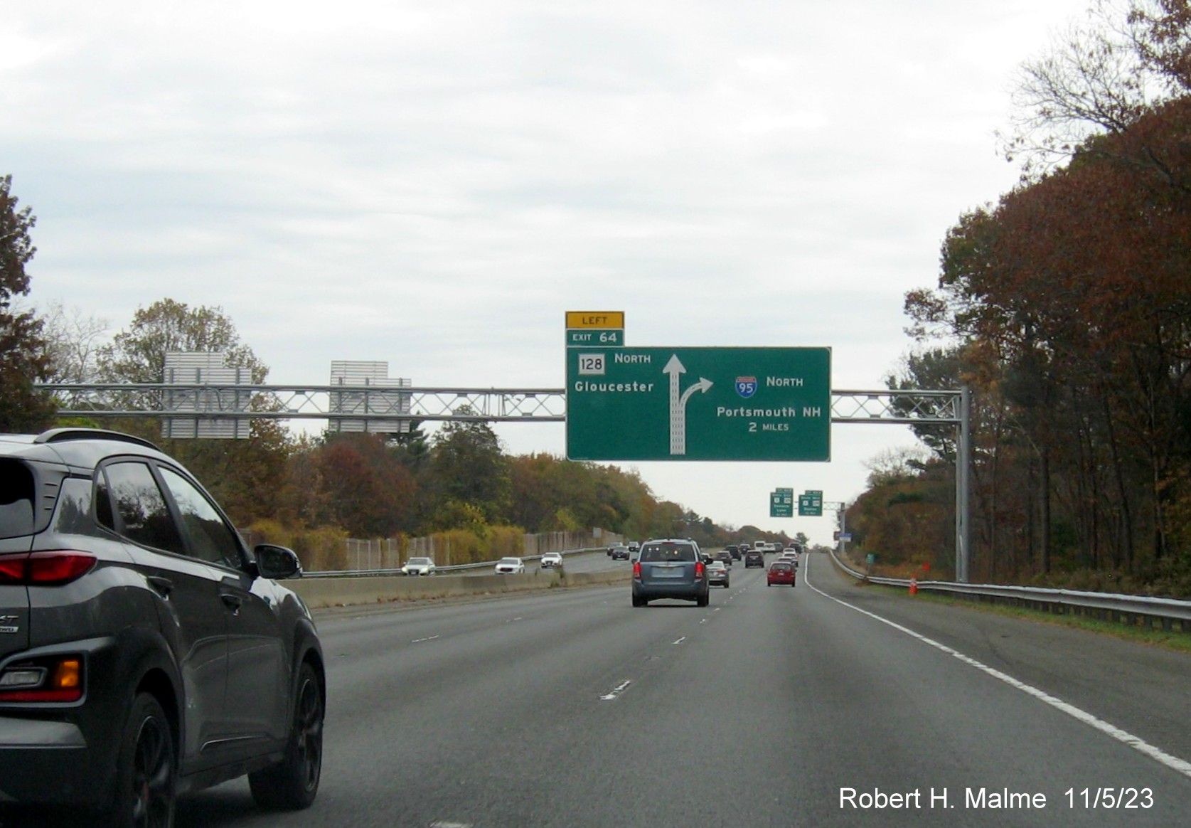 Image of recently installed 2 Miles advance overhead diagrammatic sign for MA 128 North exit on I-95 North in Lynnfield, November 2023