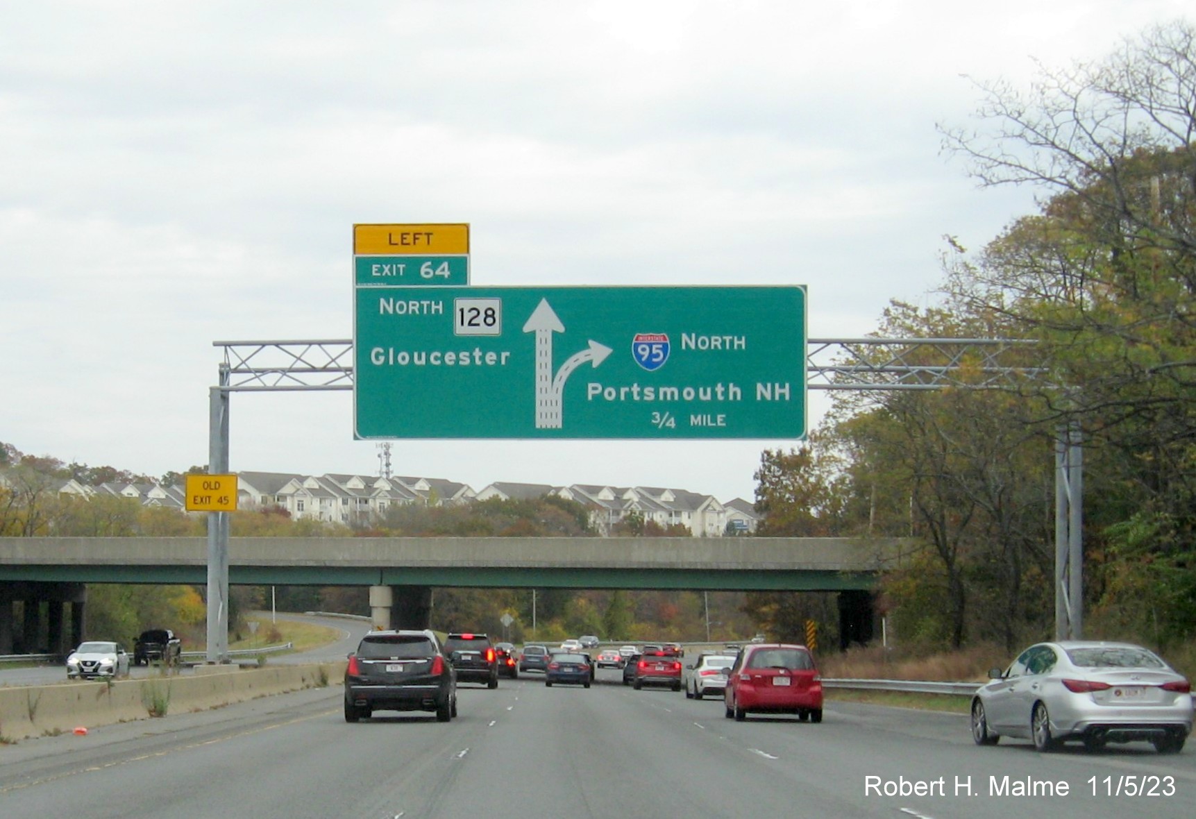 Image of 3/4 Mile advance overhead diagrammatic sign for MA 128 North exit on I-95 North in Lynnfield, now with replaced yellow Left Exit banner, November 2023