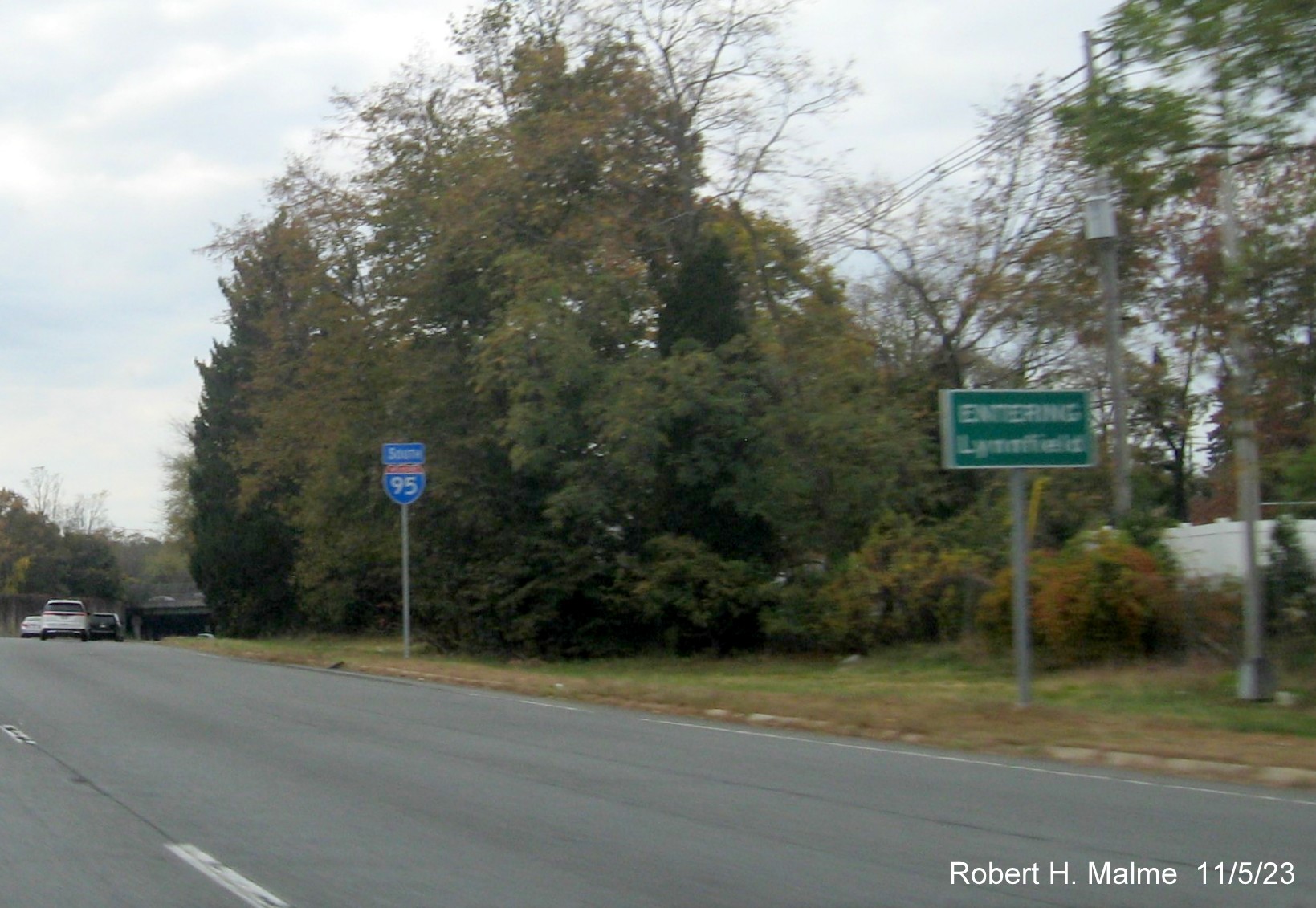 Image of standalong South I-95 reassurance marker after US 1 exit after entering Lynnfield, separate MA 128 reassurance marker around corner.