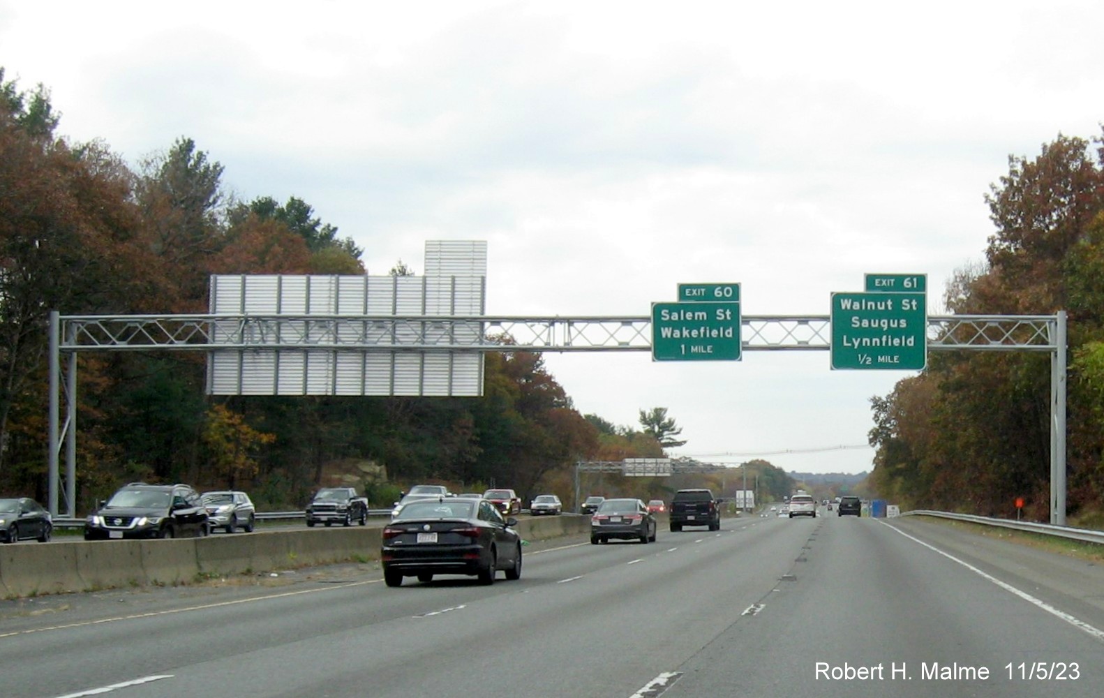 Image of recently replaced 1 and 1/2 mile advance signs for Salem and Walnut Streets on I-95/MA 128 South in Lynnfield, November 2023