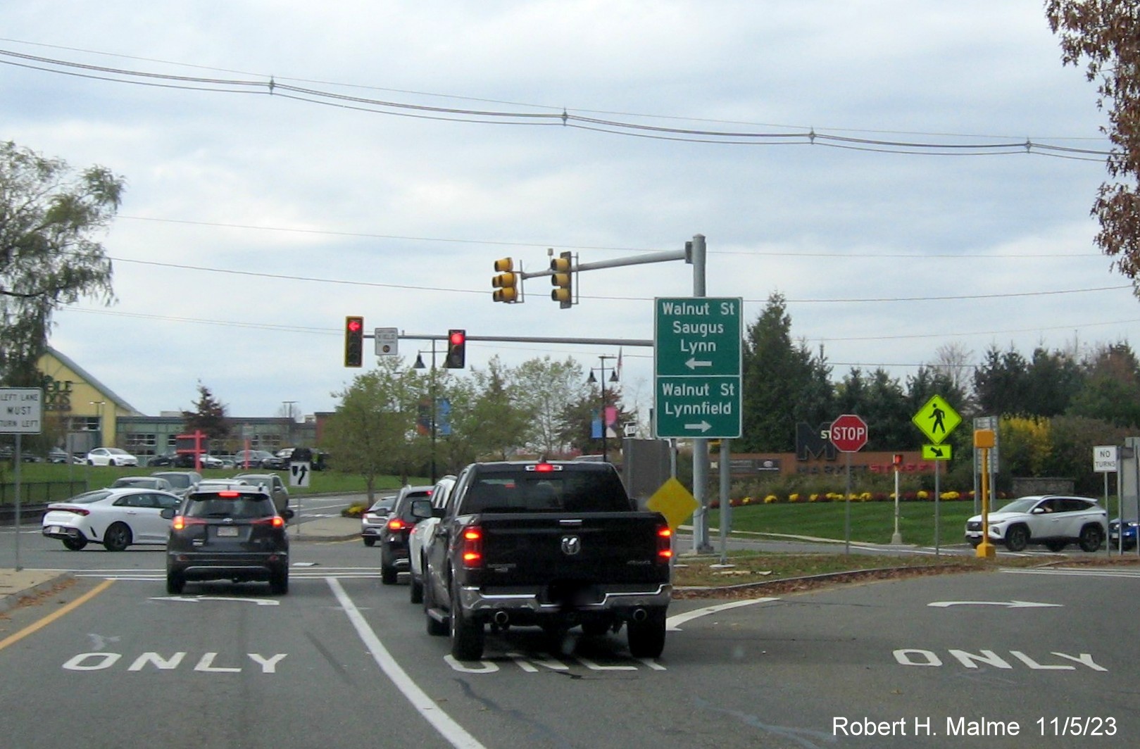 Image of new guide signs at end of ramp to Walnut Street from I-95/MA 128 South in Lynnfield, November 2023