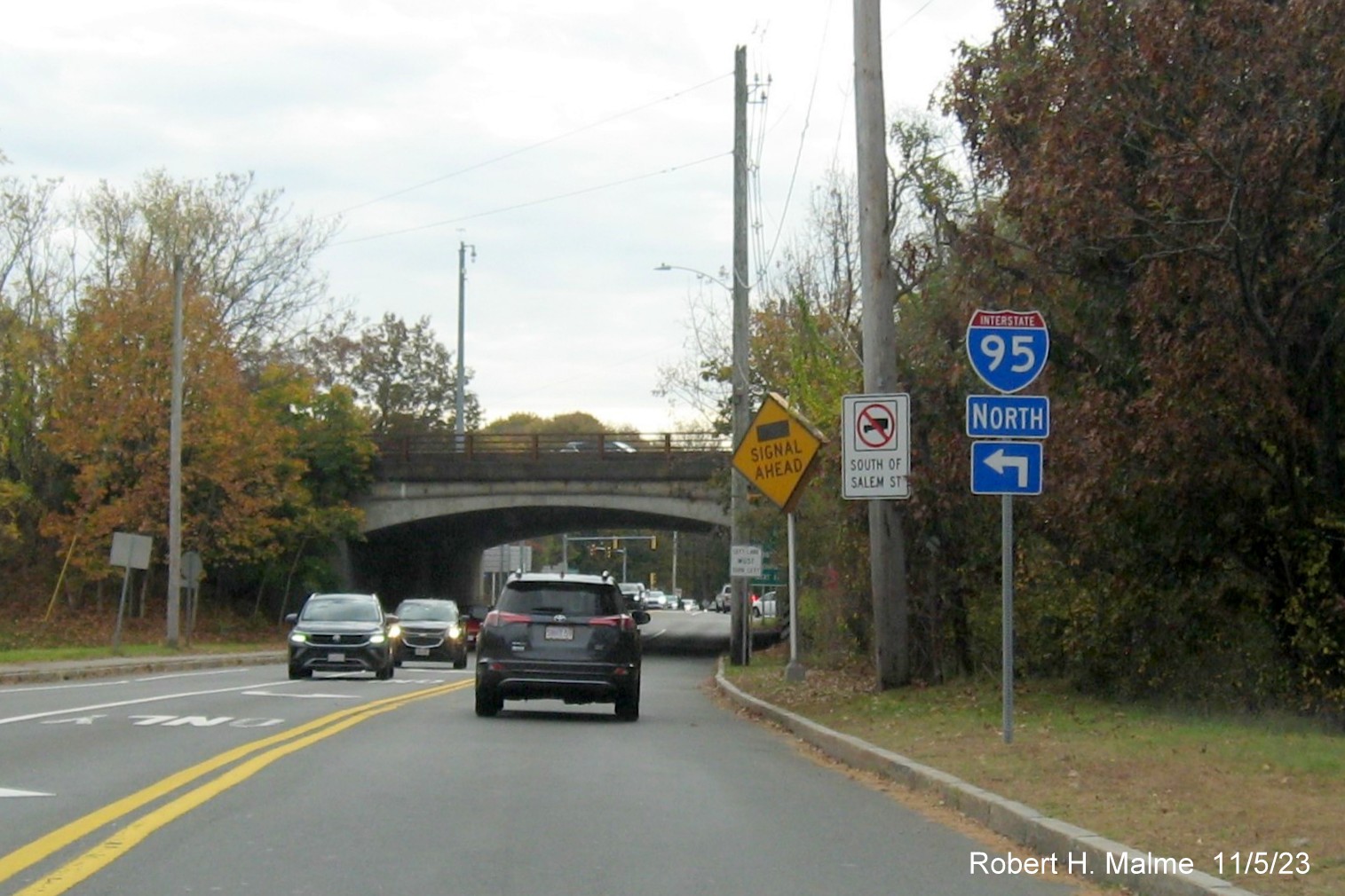Image of South I-95 trailblazer with underneath directional banner along Walnut Street in Lynnfield, November 2023