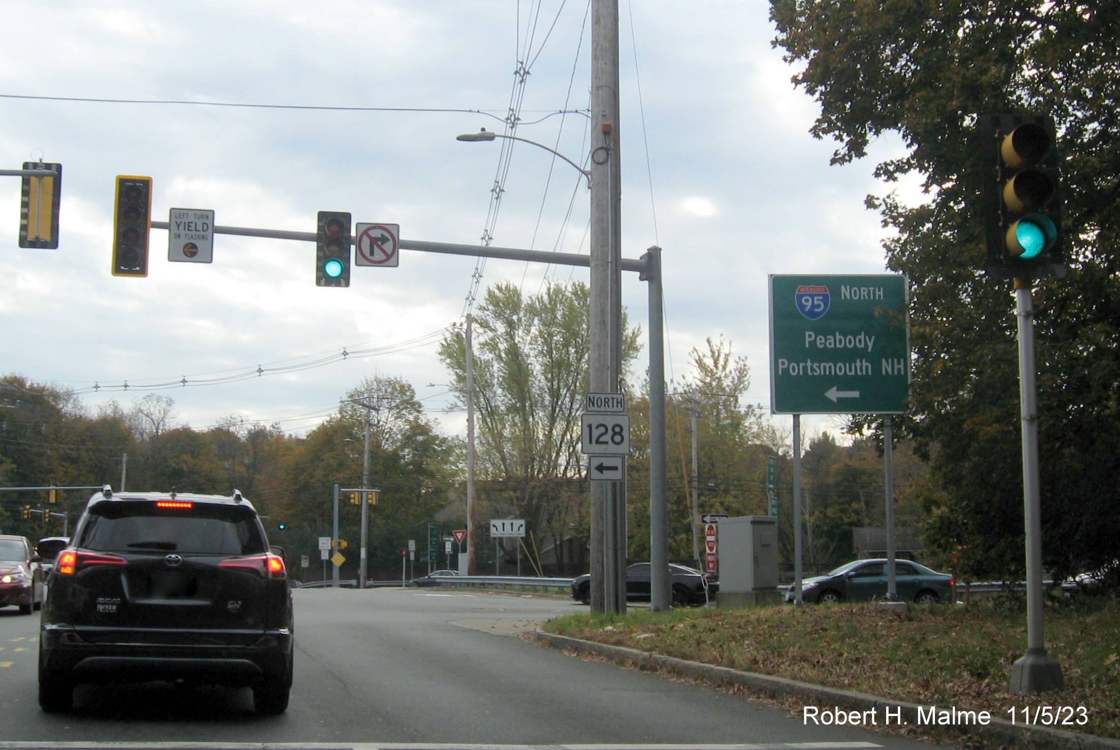Image of new I-95 guide sign at ramp to I-95/MA 128 North with separate North MA 128 trailblazer on Walnut Street in Lynnfield, November 2023
