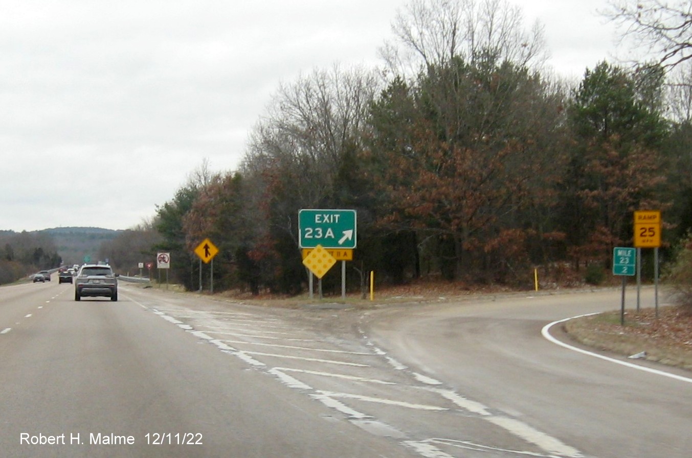 Image of old gore sign still standing for Neponset Street east exit on I-95 South in Norwood, December 2022