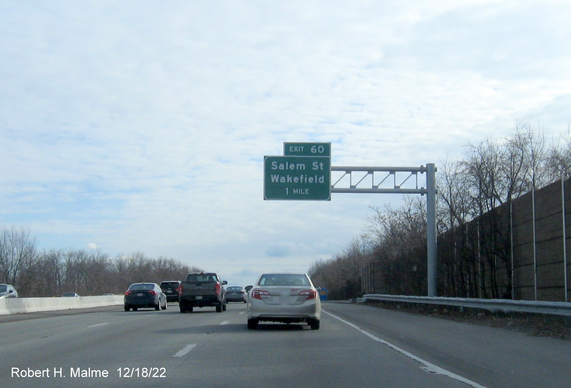 Image of newly placed 1 mile advance overhead sign for the Salem Street exit on I-95/MA 128 North in Wakefield, December 2022