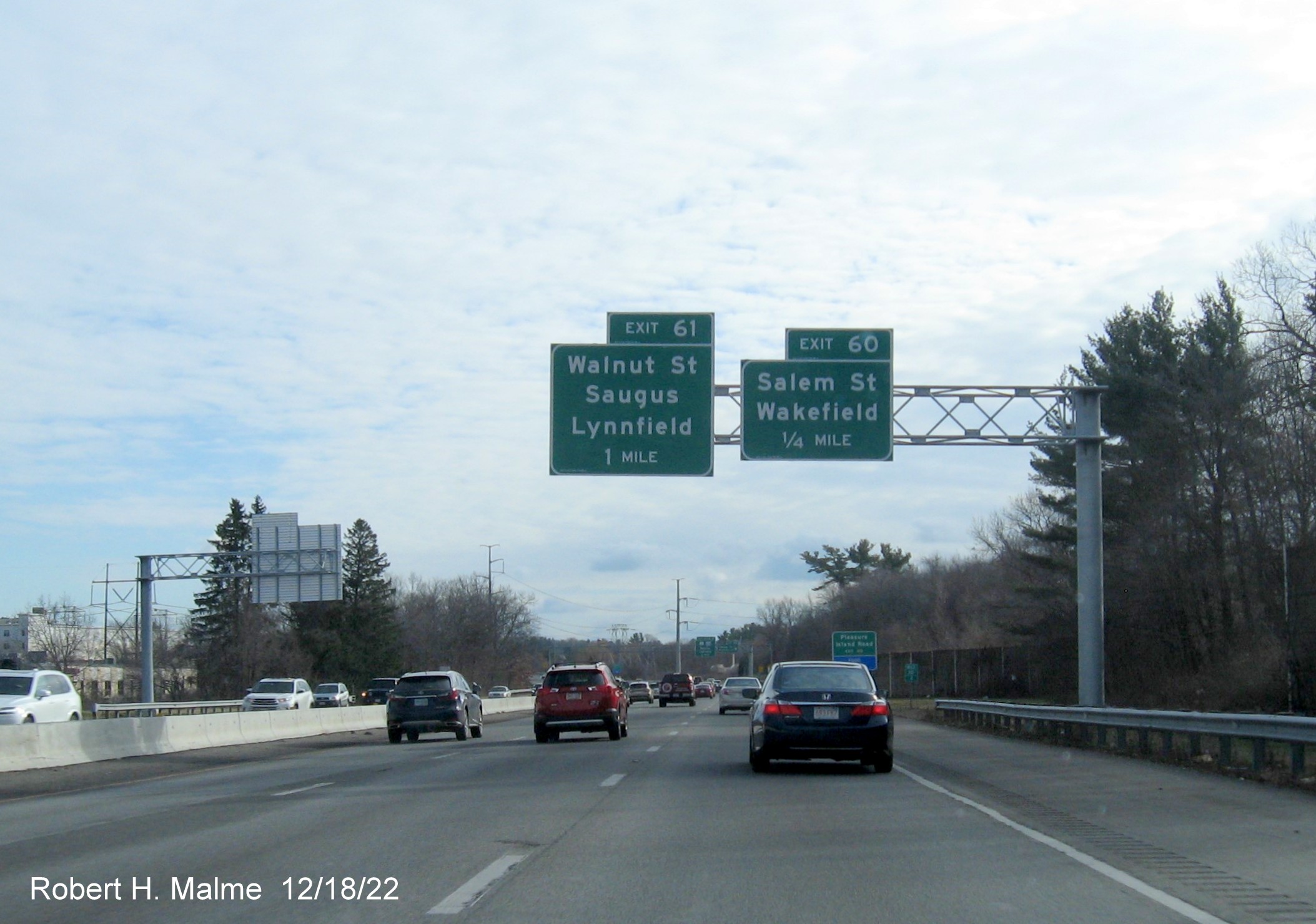 Image of newly placed overhead advance signage for Walnut Street and Salem Street exit on I-95/MA 128 North in Wakefield, December 2022