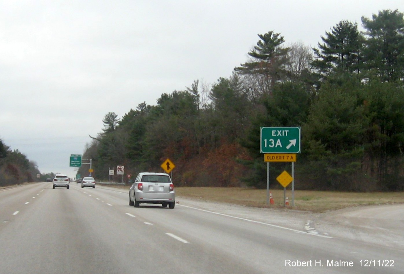 Image of newly placed gore sign for the MA 140 South exit on I-95 South in Foxboro, December 2022