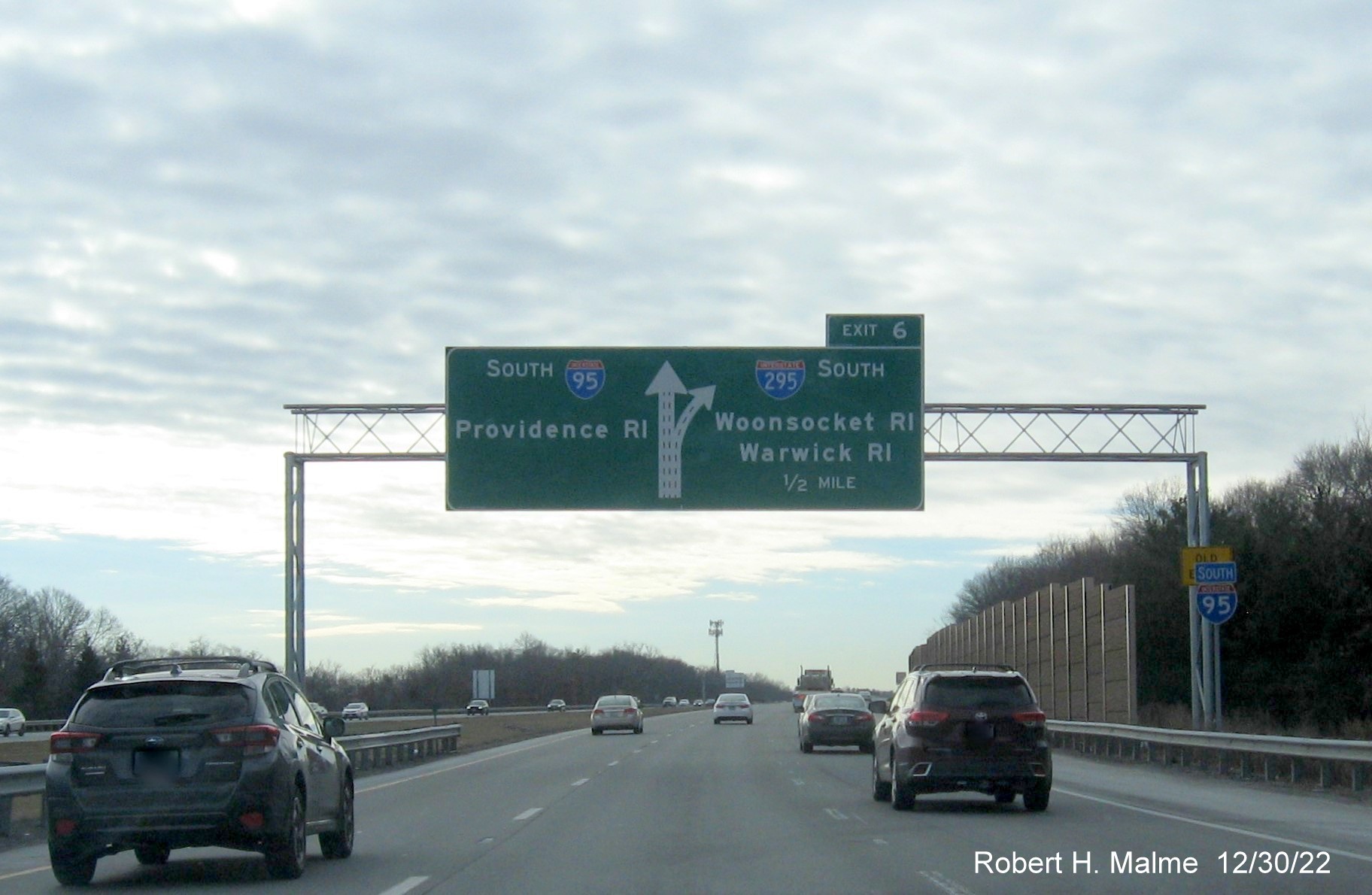 Image of newly placed South I-95 reassurance marker in front of 1/2 Mile advance overhead sign for I-295 South exit in Attleboro, December 2022