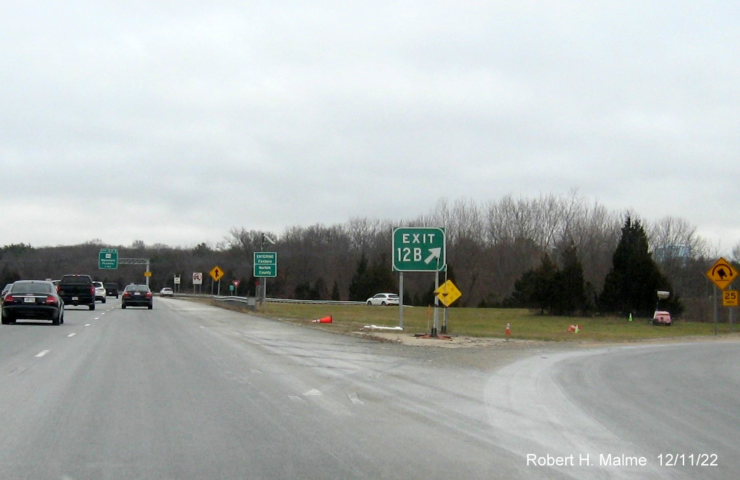 Image of recently placed new gore sign for I-495 North exit on I-95 North in Mansfield, December 2022