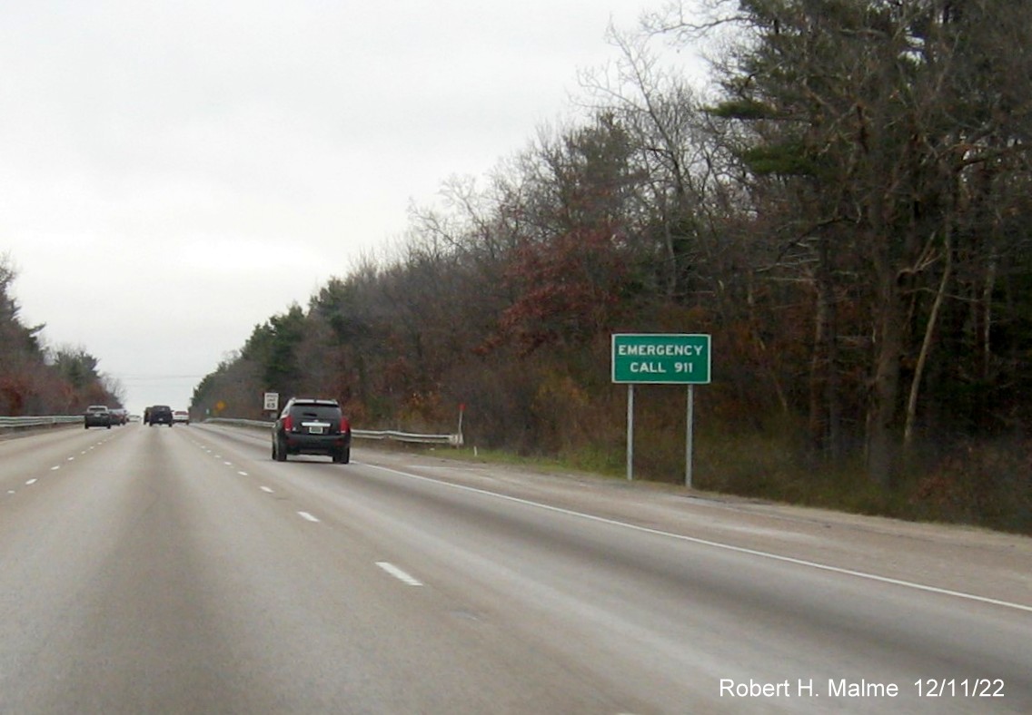 Image of newly placed green Emergency, Call 911 sign on I-95 North in Foxboro, December 2022