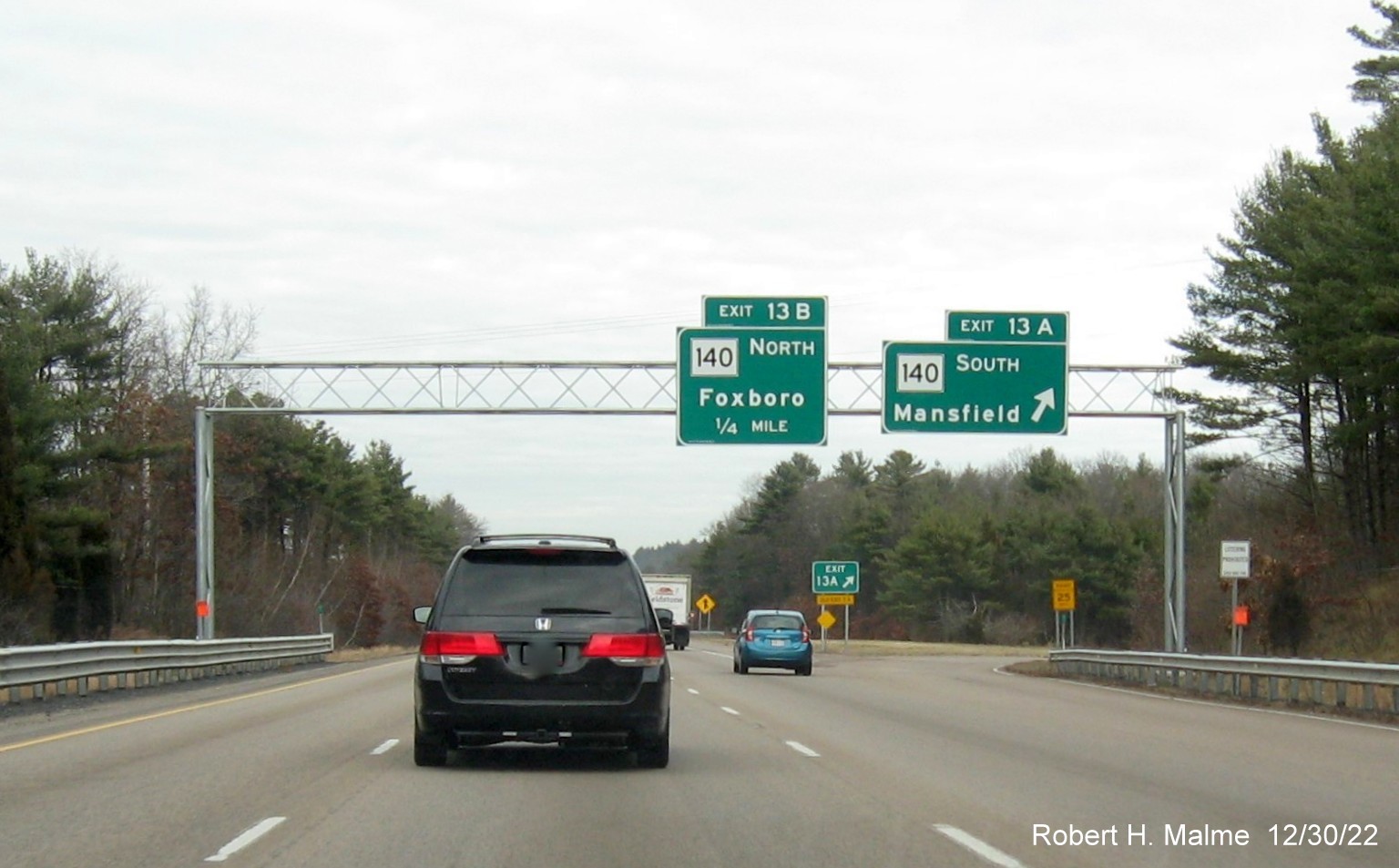 Image of recently placed gore sign for MA 140 South exit on I-95 North in Foxborough, December 2022
