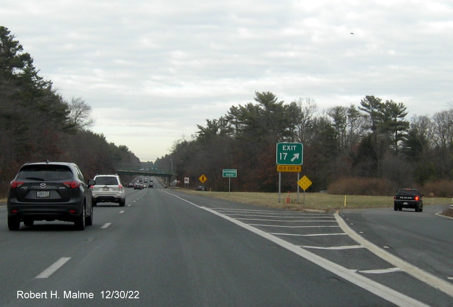 Image of new gore sign installed for South Main Street/Mechanic Street exit on I-95 North in Foxborough, December 2022