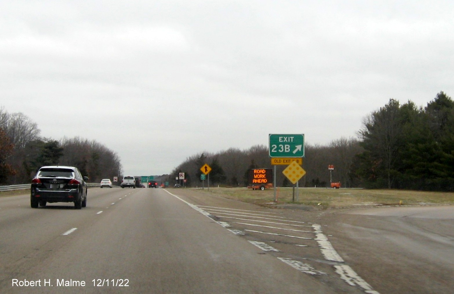 Image of recently placed gore sign for the Neponset Street west exit on I-95 North in Norwood, December 2022