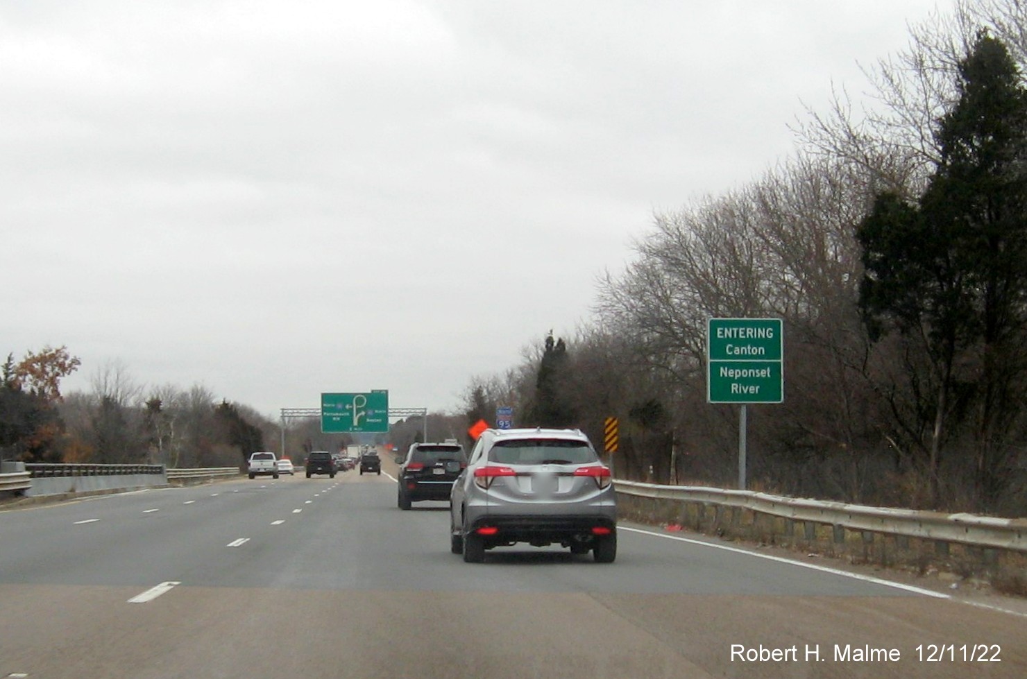 Image of recently placed bridge and town line combination sign on I-95 North in Norwood, December 2022