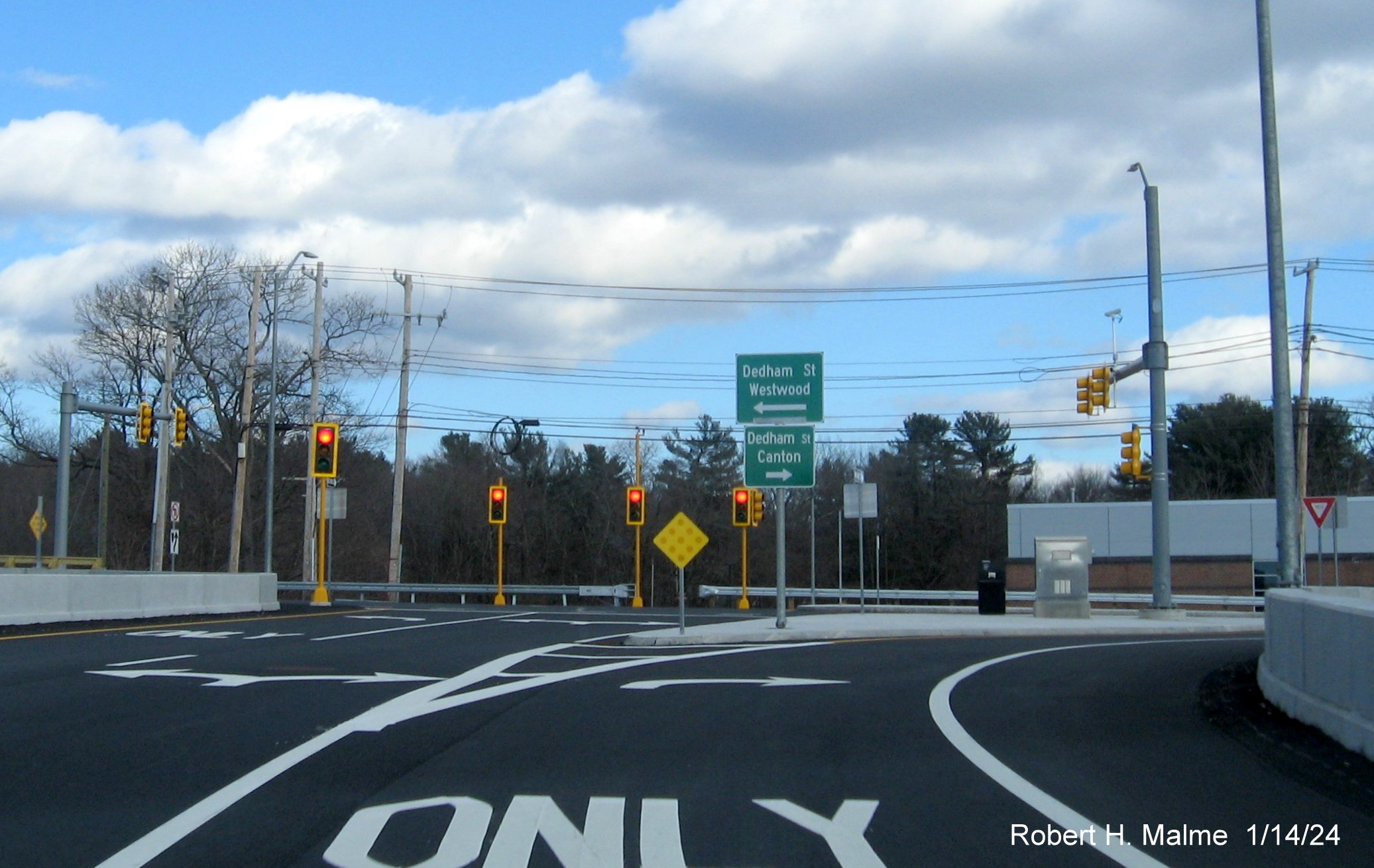 Image of guide signs at end of newly opened ramp to Dedham Street exit from I-95 North in Canton, January 2024