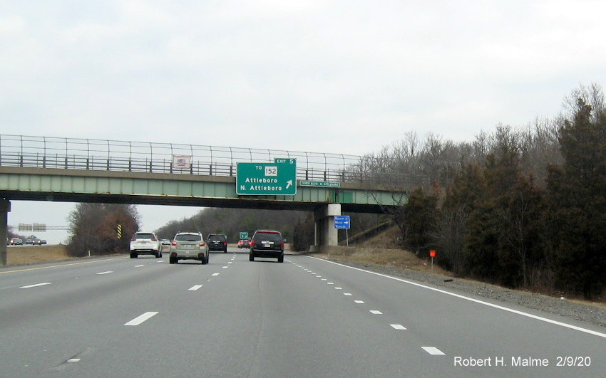Image of orange contractor tag marking future location of overhead ramp sign for To MA 152 exit on I-95 North in North Attleboro