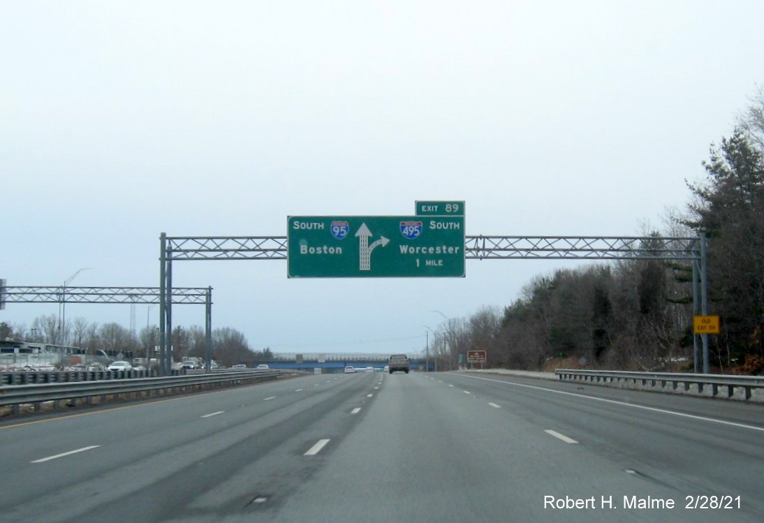 Image of 1 mile advance diagrammatic sign for I-495 South exit with new milepost based exit number and yellow old exit number sign on right support post on I-95 South in Salisbury, February 2021