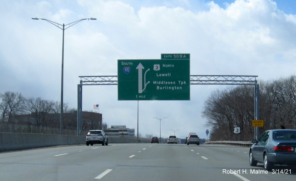 Image of 1 mile advance diagrammatic sign for US 3 North/Middlesex Parkway exits with new milepost based exit numbers and yellow Old Exits 32 B-A advisory sign on right support post on I-95/MA 128 South in Burlington, March 2021