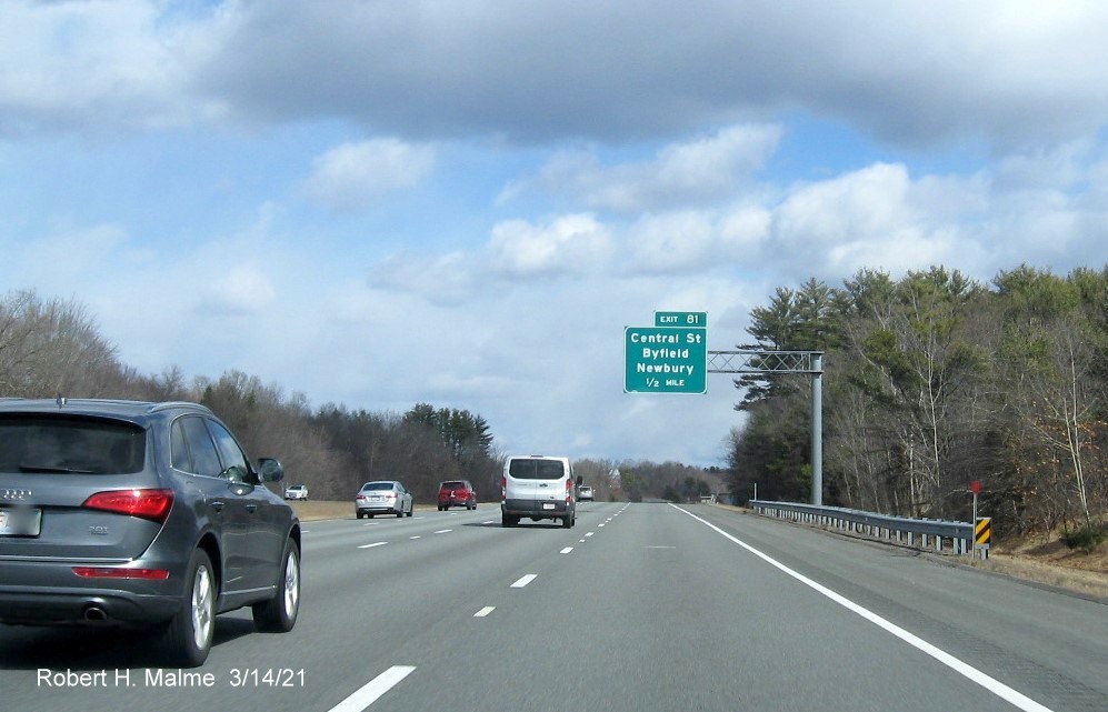Image of 1/2 mile advance overhead sign for Central Street exit on I-95 North in Newbury, March 2021