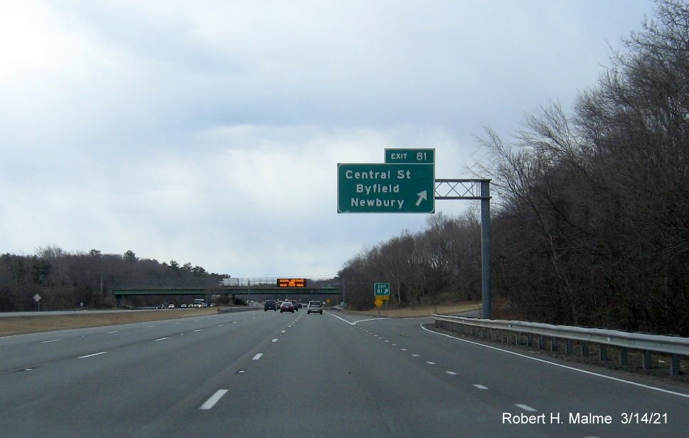 Image of overhead ramp sign for Central Street exit on I-95 South in Newbury, March 2021
