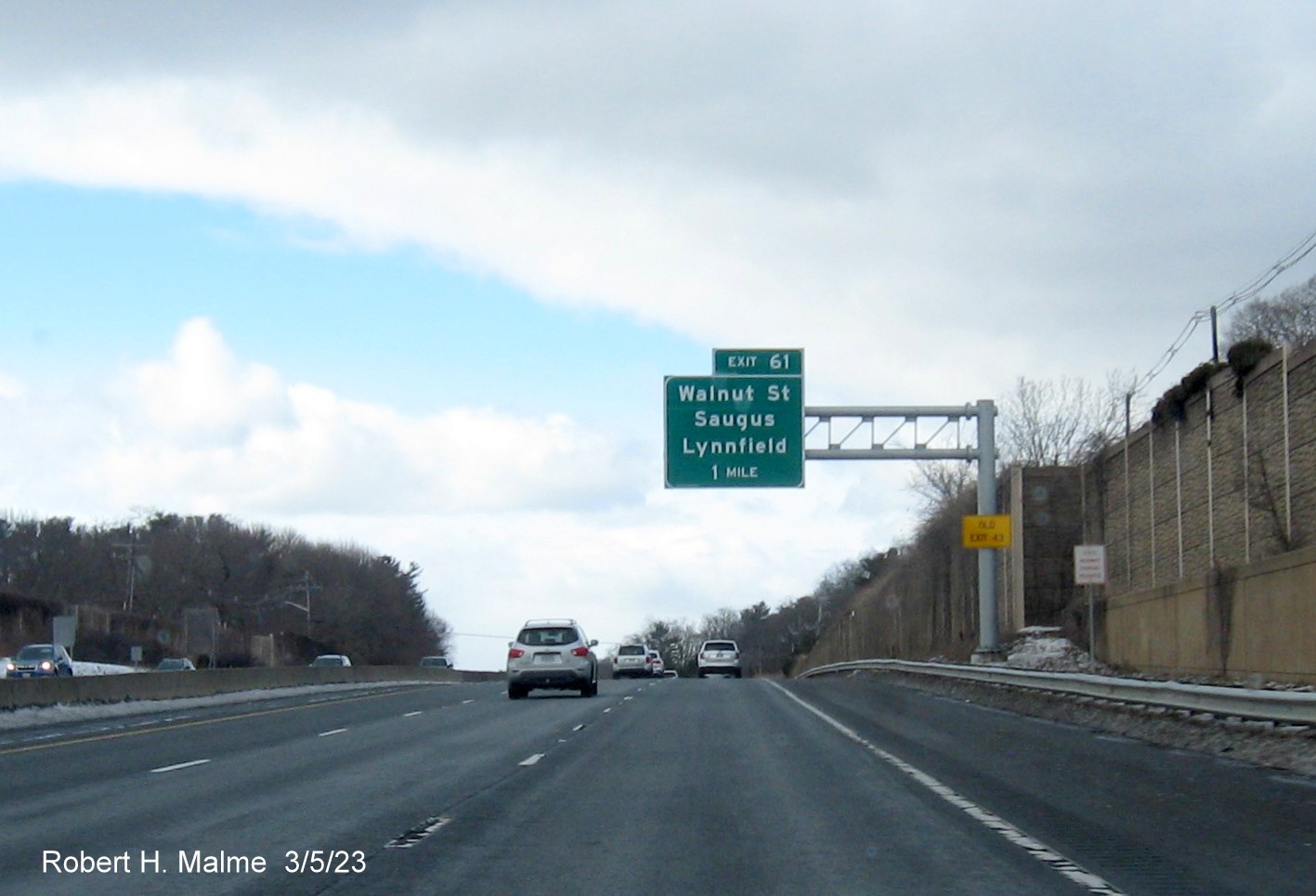 Image of recently placed 1 mile advance overhead sign for Walnut Street exit on I-95/MA 128 South in Lynnfield, March 2023