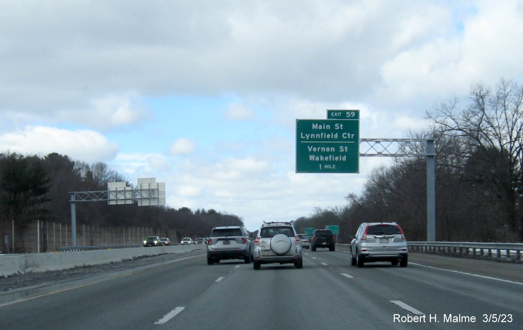 Image of recently placed 1 mile advance overhead sign for Main Street/Vernon Street exit on I-95/MA 128 South in Wakefield, March 2023