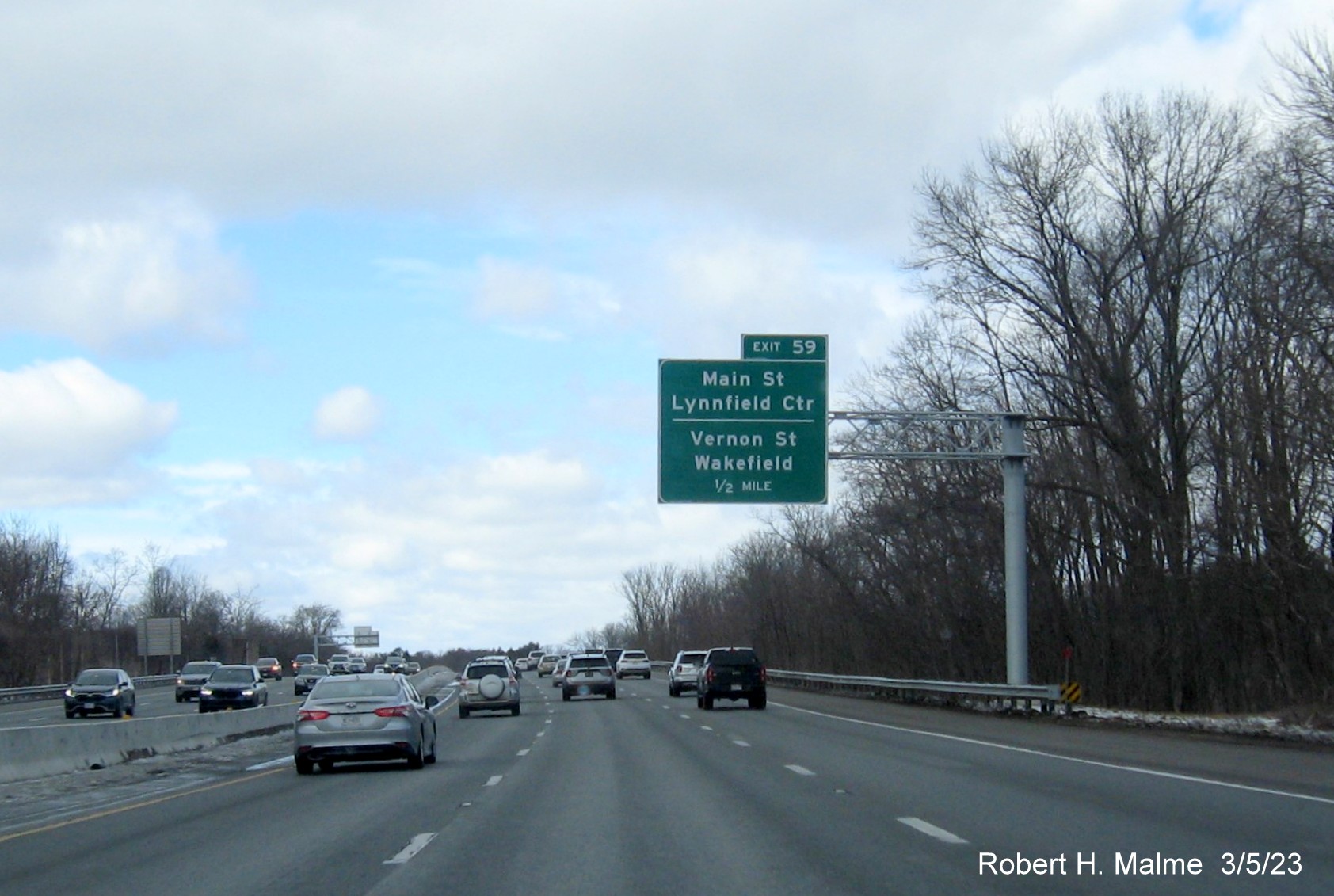 Image of recently placed 1/2 mile advance overhead sign for Main Street/Vernon Street exit on I-95/MA 128 South in Wakefield, March 2023