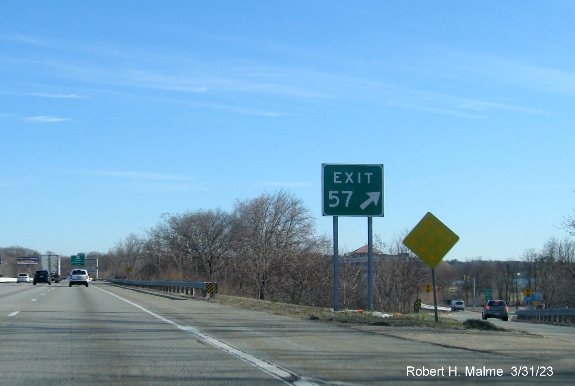 Image of recently updated gore sign at the exit ramp tothe North Avenue/Walkers Brook Drive exit on I-95/MA 128 in Reading, March 2023