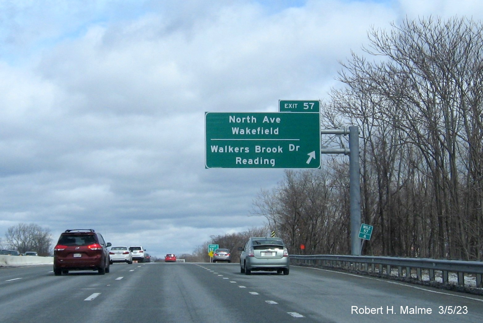 Image of recently placed overhead ramp sign for North Avenue/Walkers Brook Drive exit on
                                     I-95/MA 128 North in Wakefield, March 2023