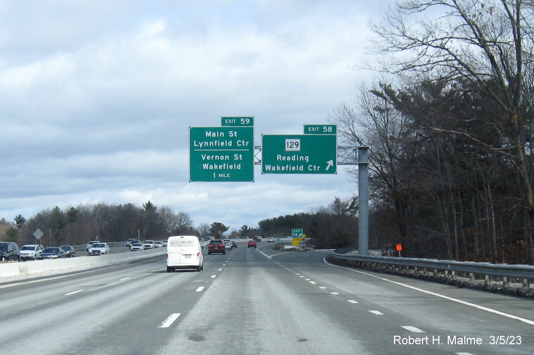 Image of recently placed 1 mile advance overhead sign for MA 129 exit on
                                     I-95/MA 128 North in Wakefield, March 2023
