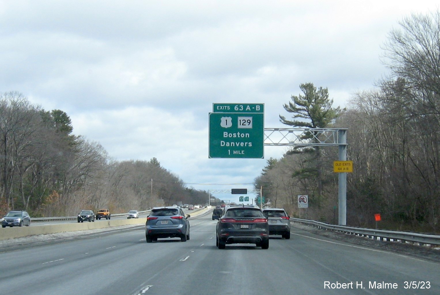 Image of recently placed 1 mile advance overhead sign for US 1/ MA 129 exits on
                                     I-95/MA 128 North in Lynnfield, March 2023