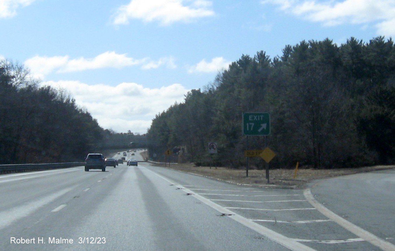 Image of new gore sign for South Main Street/Mechanic Street exit on I-95 South in Foxboro, March 2023