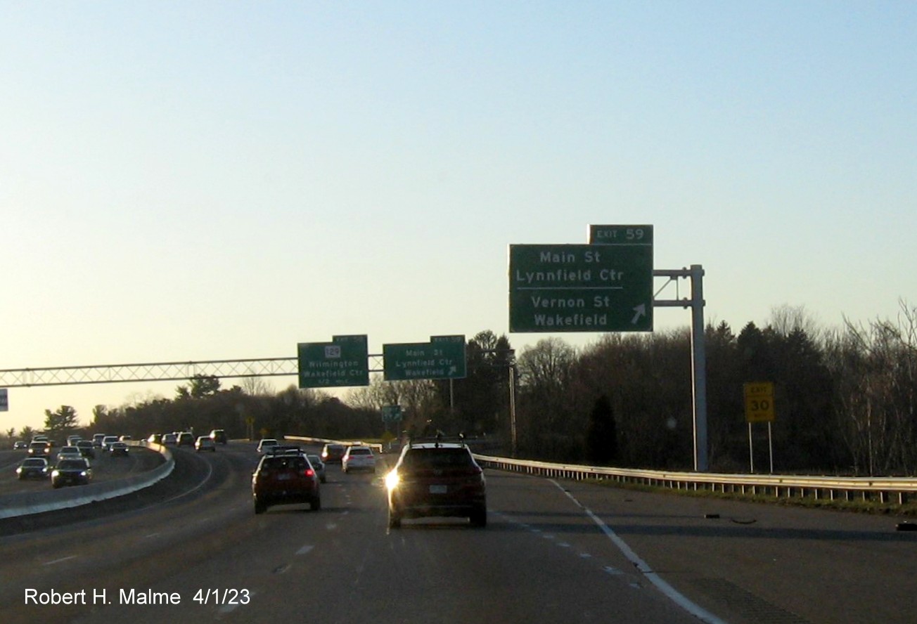 Image of recently placed overhead ramp sign for Main Street/Vernon Street exit on I-95/MA 128 South in Wakefield, April 2023