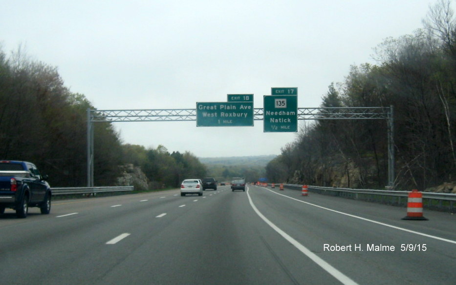 Image of newly placed 1/2 mile advance overhead sign for MA 135 exit on I-95 North in Needham