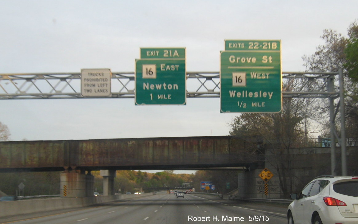 Image of overhead exit signage at interchange with MA 30 on I-95 South in Weston