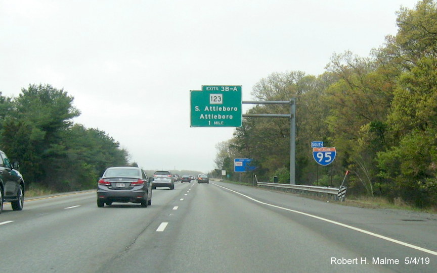 Image of existing 1-Mile advance overhead sign for MA 123 exit on I-95 South in Attleboro