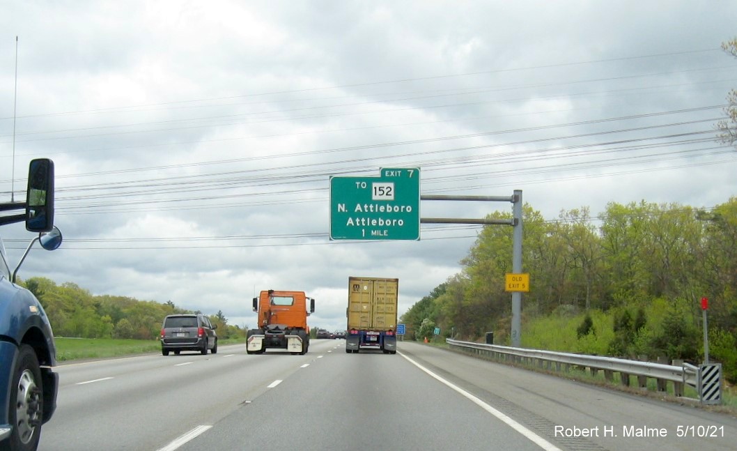 Image of 1 mile advance overhead sign for To MA 152 exit with new milepost based exit number and yellow Old Exit 5 advisory sign on I-95 South in North Attleboro, May 2021